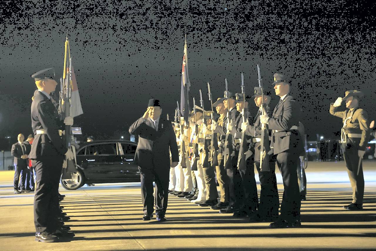 Presiden Prabowo Kembali ke Tanah Air dari Australia Presiden Prabowo Subianto bertolak kembali ke Tanah Air usai kunjungan kenegaraannya di Sydney, Australia, Rabu (12/11).