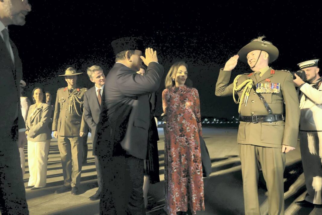Presiden Prabowo Kembali ke Tanah Air dari Australia Presiden Prabowo Subianto bertolak kembali ke Tanah Air usai kunjungan kenegaraannya di Sydney, Australia, Rabu (12/11).