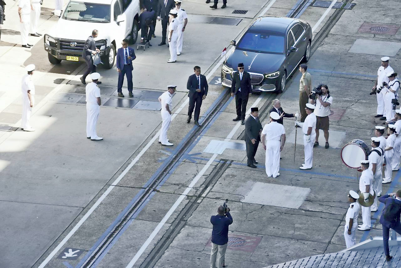 Presiden Prabowo dan Perdana Menteri Australia Anthony Albanese berjabat tangan. Keduanya menyampaikan pernyataan bersama di geladak heli kapal induk Australia HMAS Canberra, Sydney, Australia,, Rabu (12/11).