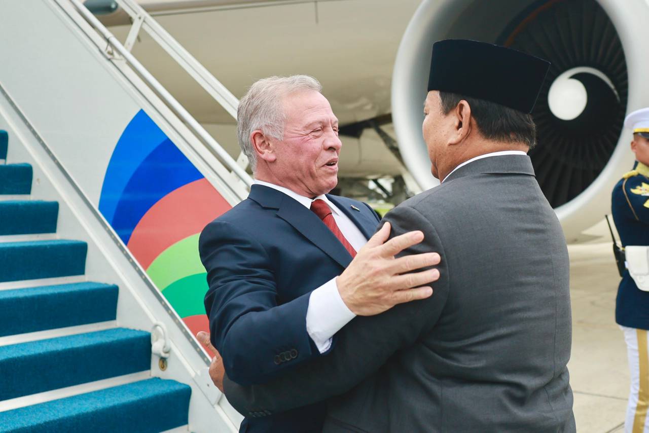 Presiden Prabowo Subianto menyambut kedatangan Raja Kerajaan Yordania Hasyimiah Raja Abdullah II ibn Al Hussein, di Pangkalan TNU AU Landasan Udara (Lanud) Halim Perdanakusuma, Jakarta, Kamis (14/11).