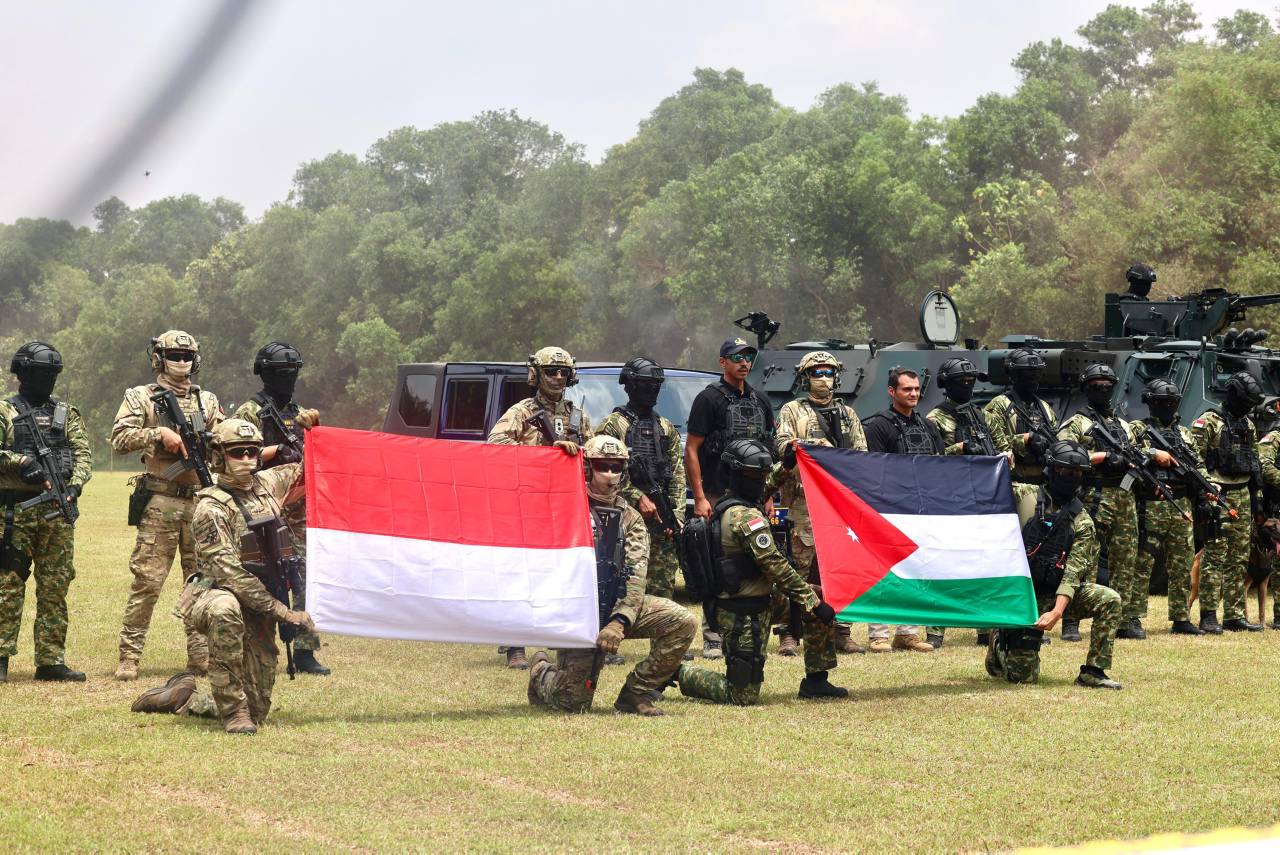 Presiden Prabowo Subianto dan Raja Kerajaan Yordania Hasyimiah Raja Abdullah II ibn Al Hussein menyaksikan demontrasi pesawat nirawak atau drone bersama TNI dan Angkatan Bersenjata Yordania bertema Kontraterorisme, di Lapangan Tembak Djamsuri, Wing Komando I Kopasgat, Halim Perdanakusuma, Jakarta, Sabtu (15/11).