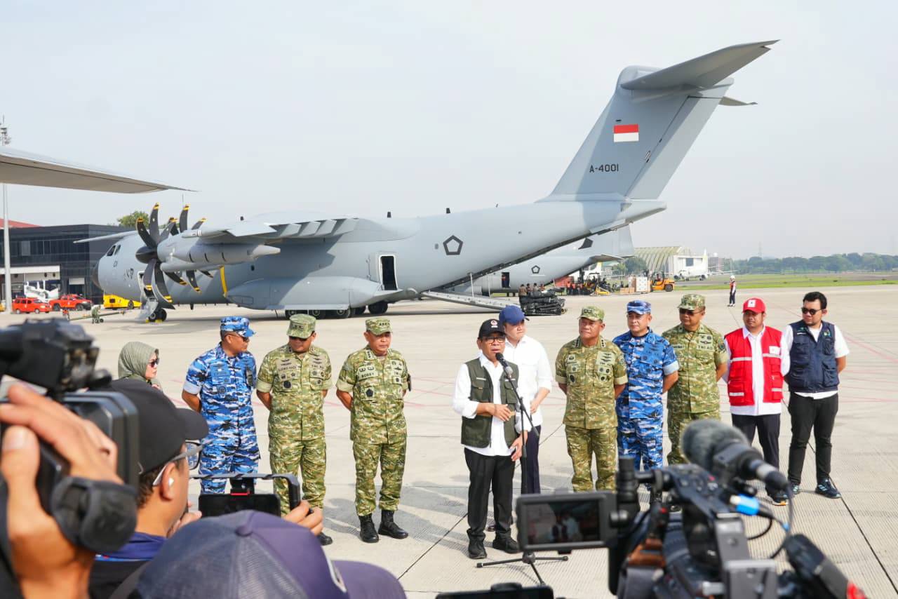 Prajurit TNI mempersiapkan bantuan penanganan bencana alam untuk dikirimkan ke tiga provinsi terdampak bencana, di Lanud Halim Perdanakusuma, Jakarta, Jumat (28/11).