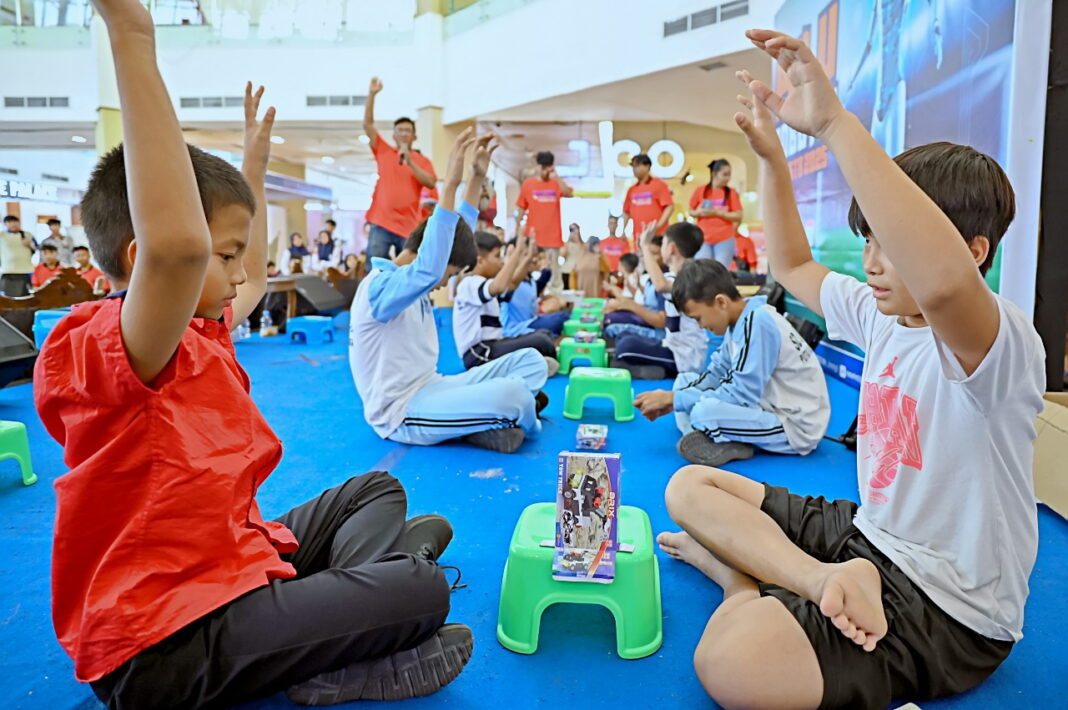Sejumlah pelajar mengikuti kompetisi robot pada Festival Robotika, di Palu, Sulawesi Tengah, Kamis (20/11).