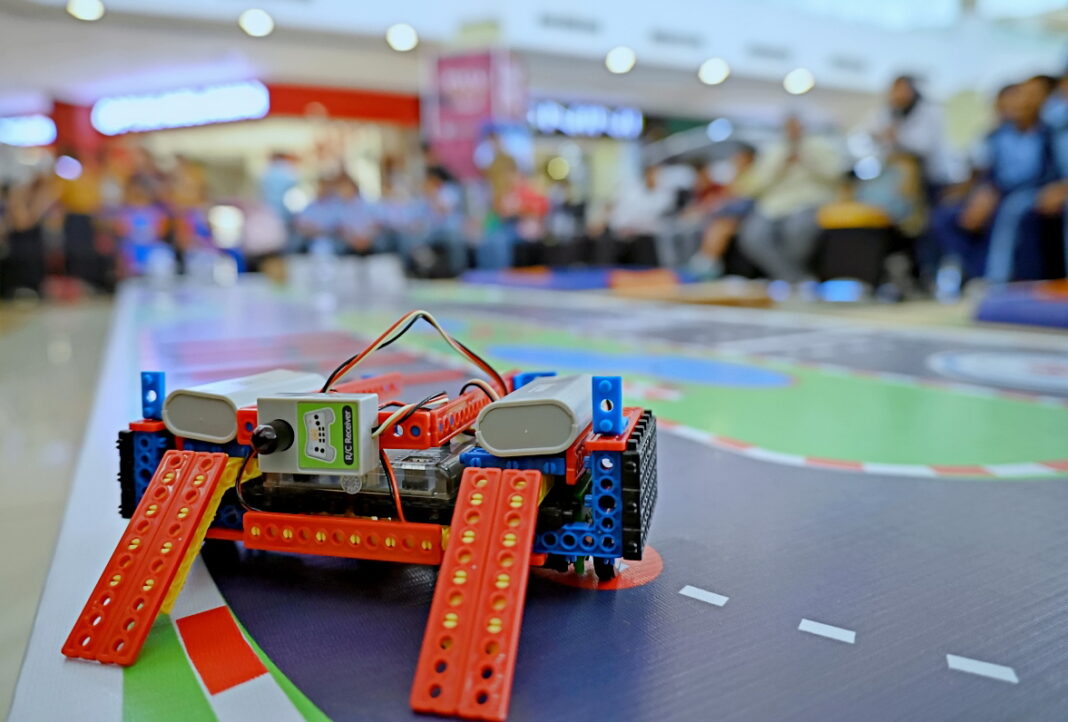 Sejumlah pelajar mengikuti kompetisi robot pada Festival Robotika, di Palu, Sulawesi Tengah, Kamis (20/11).