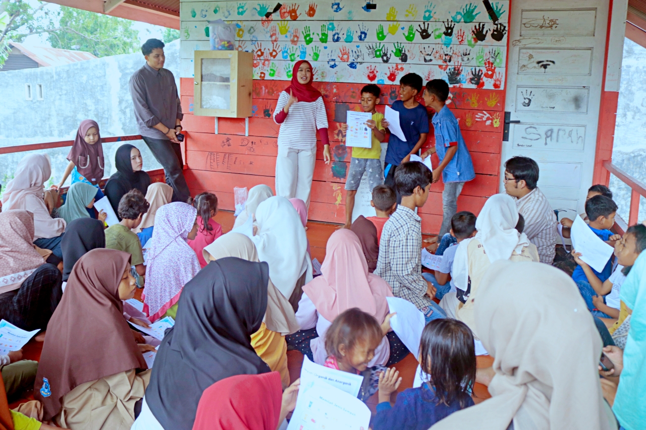 Sejumlah pemuda turut mengajar di Taman Edukasi Anak Cerdas, di Gampong Jawa, Banda Aceh, Sabtu (22/11).