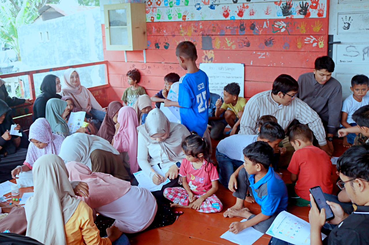 Sejumlah pemuda turut mengajar di Taman Edukasi Anak Cerdas, di Gampong Jawa, Banda Aceh, Sabtu (22/11).