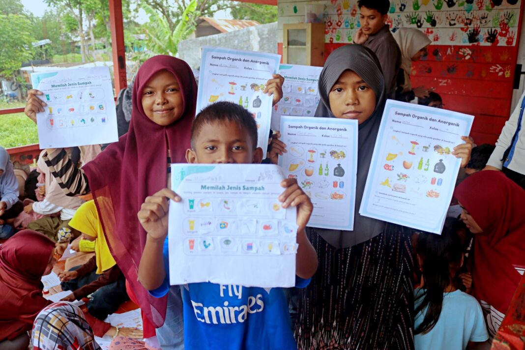 Sejumlah pemuda turut mengajar di Taman Edukasi Anak Cerdas, di Gampong Jawa, Banda Aceh, Sabtu (22/11).
