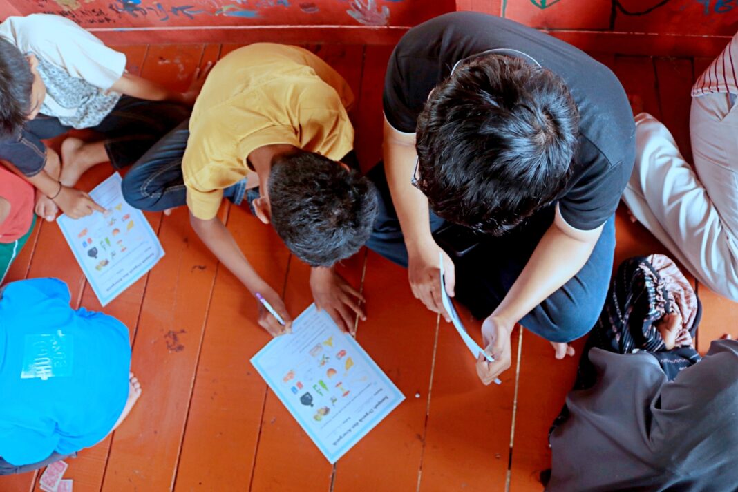 Sejumlah pemuda turut mengajar di Taman Edukasi Anak Cerdas, di Gampong Jawa, Banda Aceh, Sabtu (22/11).