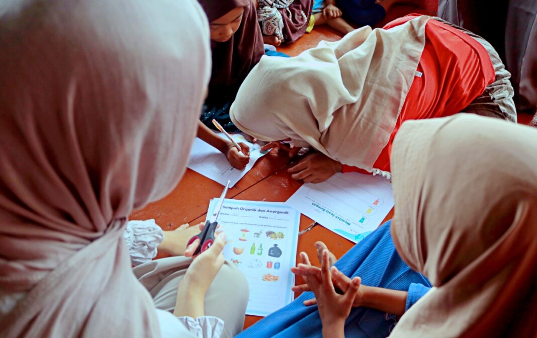 Sejumlah pemuda turut mengajar di Taman Edukasi Anak Cerdas, Gampong Jawa, Banda Aceh, Sabtu (22/11).