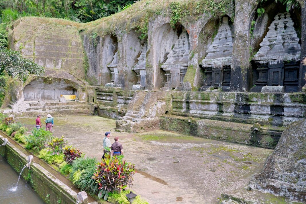 Wisatawan mengikuti acara Cerita Dibalik Sejarah, di Daya Tarik Wisata (DTW), Gunung Kawi, Gianyar, Bali, Selasa (25/11).