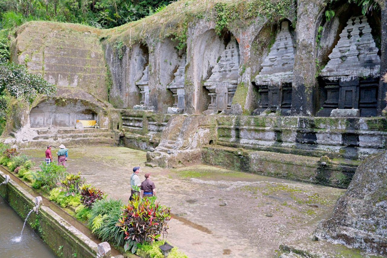 Wisatawan mengikuti acara Cerita Dibalik Sejarah, di Daya Tarik Wisata (DTW), Gunung Kawi, Gianyar, Bali, Selasa (25/11).