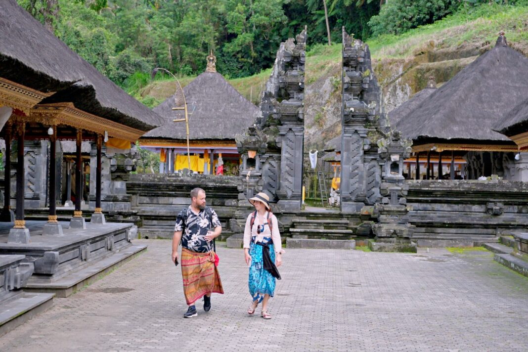 Wisatawan mengikuti acara Cerita Dibalik Sejarah, di Daya Tarik Wisata (DTW), Gunung Kawi, Gianyar, Bali, Selasa (25/11).