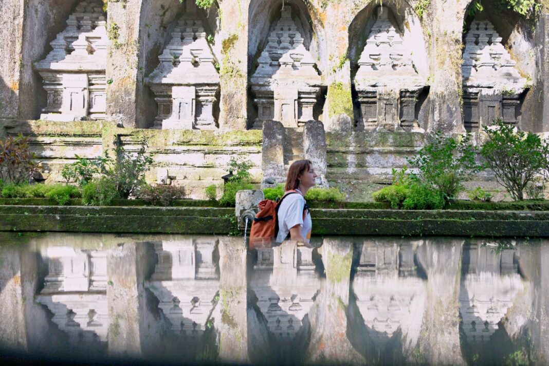 Wisatawan mengikuti acara Cerita Dibalik Sejarah, di Daya Tarik Wisata (DTW), Gunung Kawi, Gianyar, Bali, Selasa (25/11).