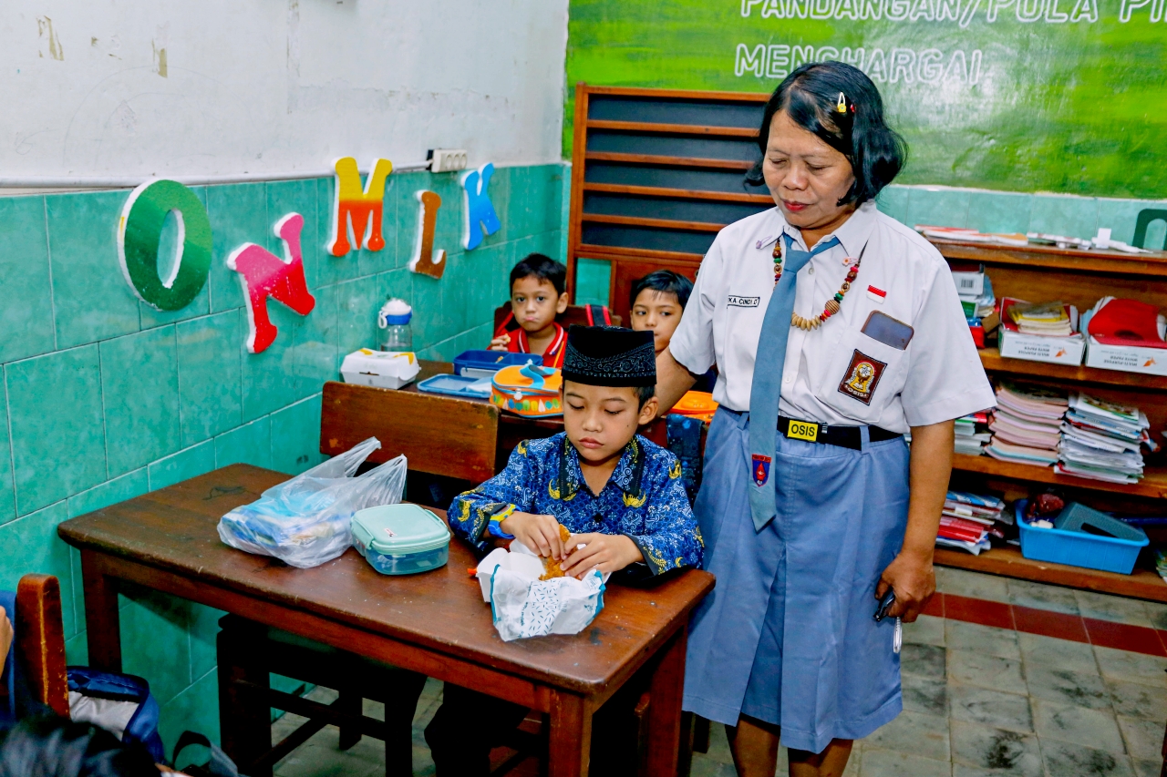 Ratusan siswa-siswi dari berbagai jenjang kelas menggelar doa bersama dan pembagian hadiah dalam rangka memperingati Hari Guru Nasional, di Aula sekolah SD Pangudi Luhur 1, Yogyakarta, Rabu (26/11).
