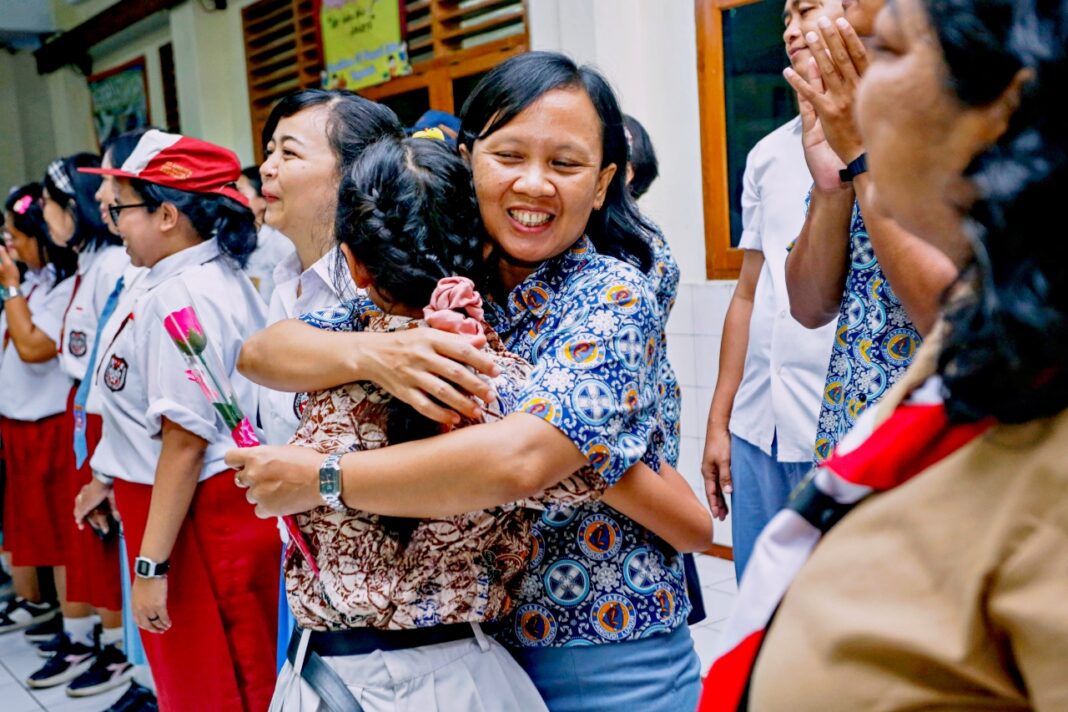 Ratusan siswa-siswi dari berbagai jenjang kelas menggelar doa bersama dan pembagian hadiah dalam rangka memperingati Hari Guru Nasional, di Aula sekolah SD Pangudi Luhur 1, Yogyakarta, Rabu (26/11).