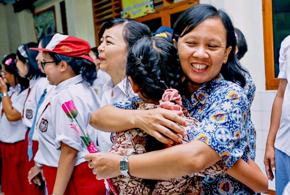Ratusan siswa-siswi dari berbagai jenjang kelas menggelar doa bersama dan pembagian hadiah dalam rangka memperingati Hari Guru Nasional, di Aula sekolah SD Pangudi Luhur 1, Yogyakarta, Rabu (26/11).