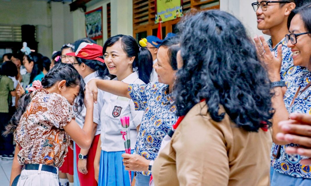 Ratusan siswa-siswi dari berbagai jenjang kelas menggelar doa bersama dan pembagian hadiah dalam rangka memperingati Hari Guru Nasional, di di Aula sekolah SD Pangudi Luhur 1, Yogyakarta, Rabu (26/11).