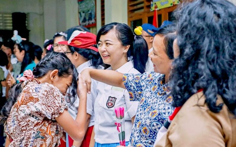 Ratusan siswa-siswi dari berbagai jenjang kelas menggelar doa bersama dan pembagian hadiah dalam rangka memperingati Hari Guru Nasional, di di Aula sekolah SD Pangudi Luhur 1, Yogyakarta, Rabu (26/11).