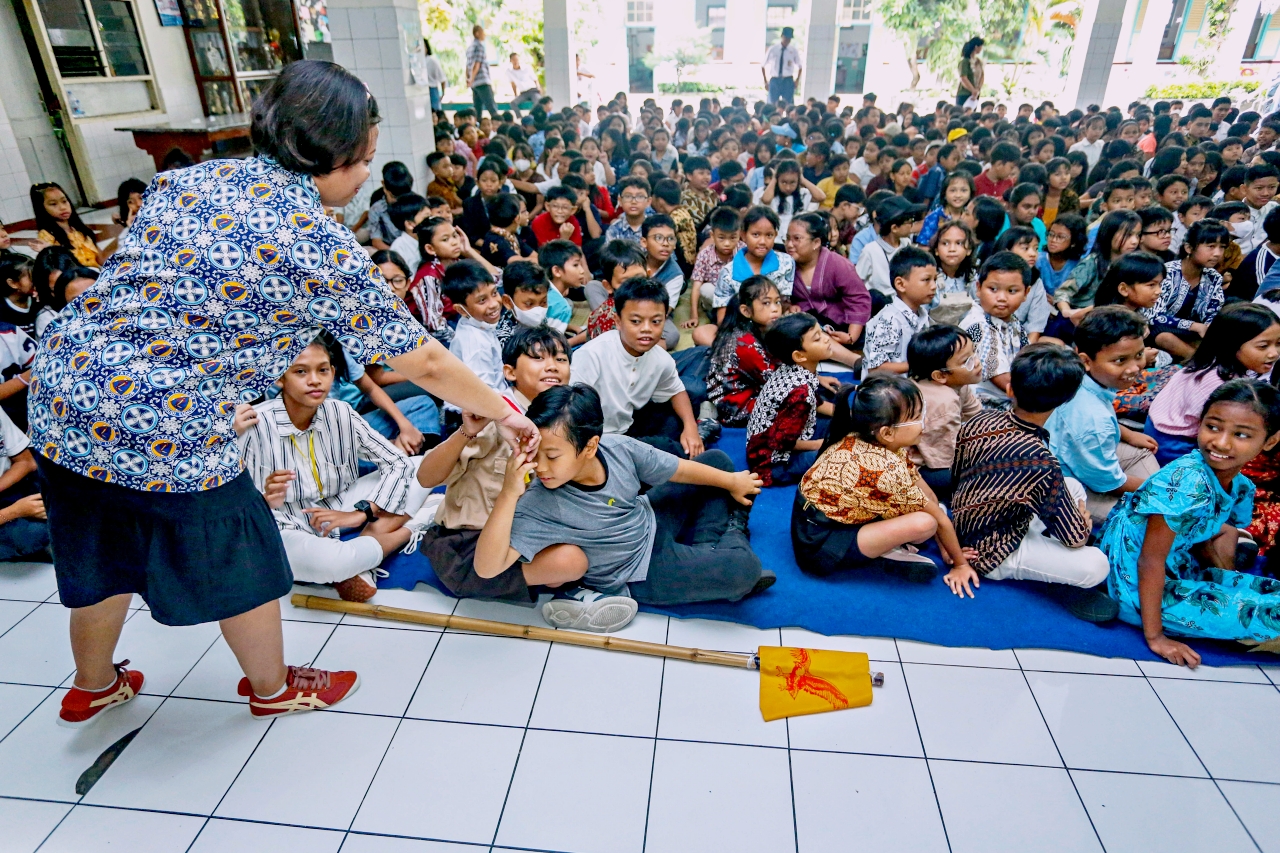 Ratusan siswa-siswi dari berbagai jenjang kelas menggelar doa bersama dan pembagian hadiah dalam rangka memperingati Hari Guru Nasional, di Aula sekolah SD Pangudi Luhur 1, Yogyakarta, Rabu (26/11).