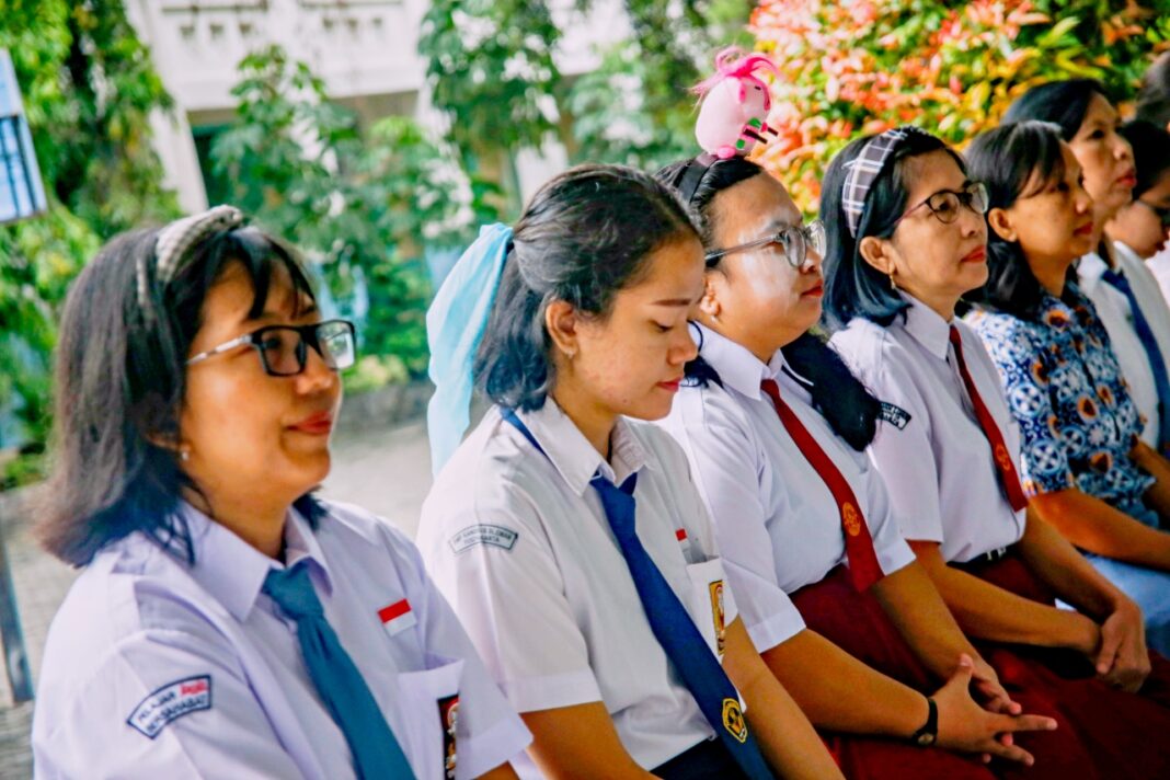 Ratusan siswa-siswi dari berbagai jenjang kelas menggelar doa bersama dan pembagian hadiah dalam rangka memperingati Hari Guru Nasional, di Aula sekolah SD Pangudi Luhur 1, Yogyakarta, Rabu (26/11).