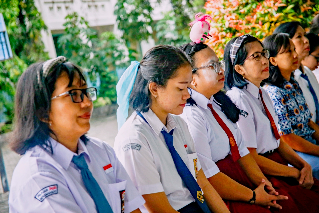 Ratusan siswa-siswi dari berbagai jenjang kelas menggelar doa bersama dan pembagian hadiah dalam rangka memperingati Hari Guru Nasional, di Aula sekolah SD Pangudi Luhur 1, Yogyakarta, Rabu (26/11).