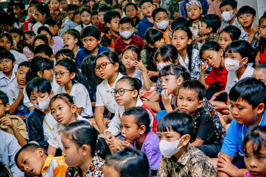 Ratusan siswa-siswi dari berbagai jenjang kelas menggelar doa bersama dan pembagian hadiah dalam rangka memperingati Hari Guru Nasional, di Aula sekolah SD Pangudi Luhur 1, Yogyakarta, Rabu (26/11).