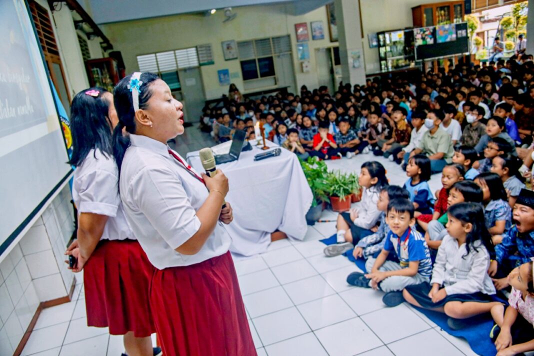 Ratusan siswa-siswi dari berbagai jenjang kelas menggelar doa bersama dan pembagian hadiah dalam rangka memperingati Hari Guru Nasional, di Aula sekolah SD Pangudi Luhur 1, Yogyakarta, Rabu (26/11).
