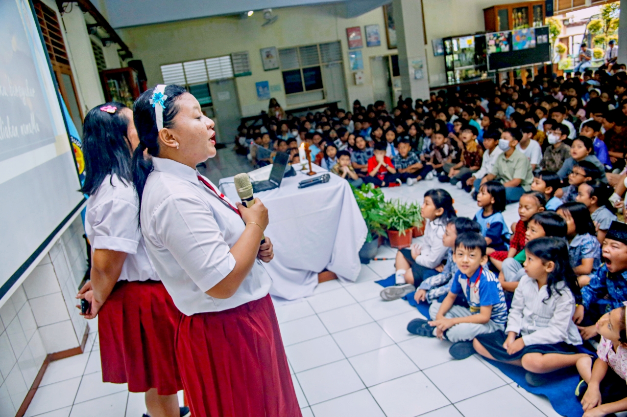 Ratusan siswa-siswi dari berbagai jenjang kelas menggelar doa bersama dan pembagian hadiah dalam rangka memperingati Hari Guru Nasional, di Aula sekolah SD Pangudi Luhur 1, Yogyakarta, Rabu (26/11).