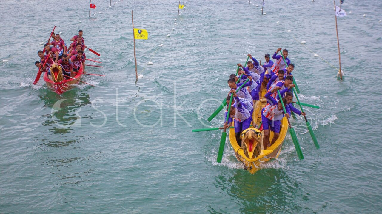 Peserta berlaga pada babak penyisihan Batam International Sea Eagle Boat Race 2025, di Dataran Elang-Elang Laut, Belakang Padang, Batam, Kepulauan Riau, Jumat (28/11).