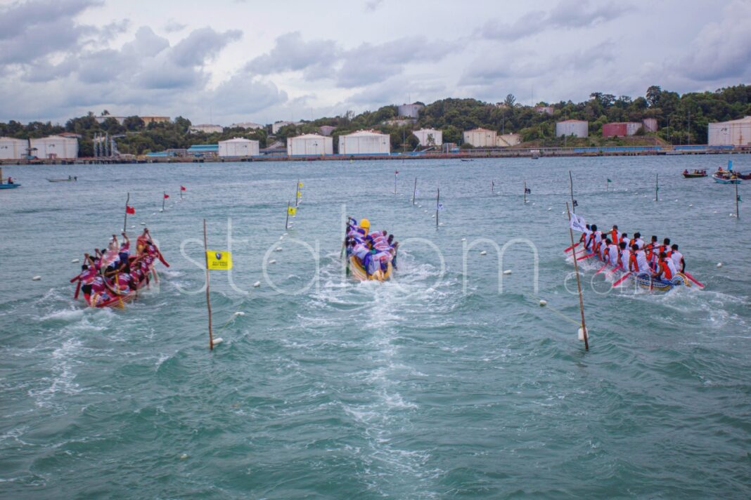 Peserta berlaga pada babak penyisihan Batam International Sea Eagle Boat Race 2025, di Dataran Elang-Elang Laut, Belakang Padang, Batam, Kepulauan Riau, Jumat (28/11).