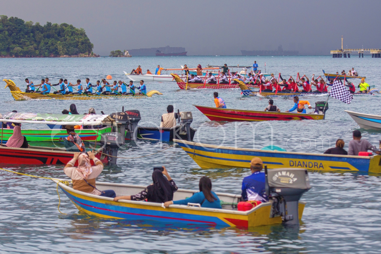 Peserta berlaga pada babak penyisihan Batam International Sea Eagle Boat Race 2025, di Dataran Elang-Elang Laut, Belakang Padang, Batam, Kepulauan Riau, Jumat (28/11).