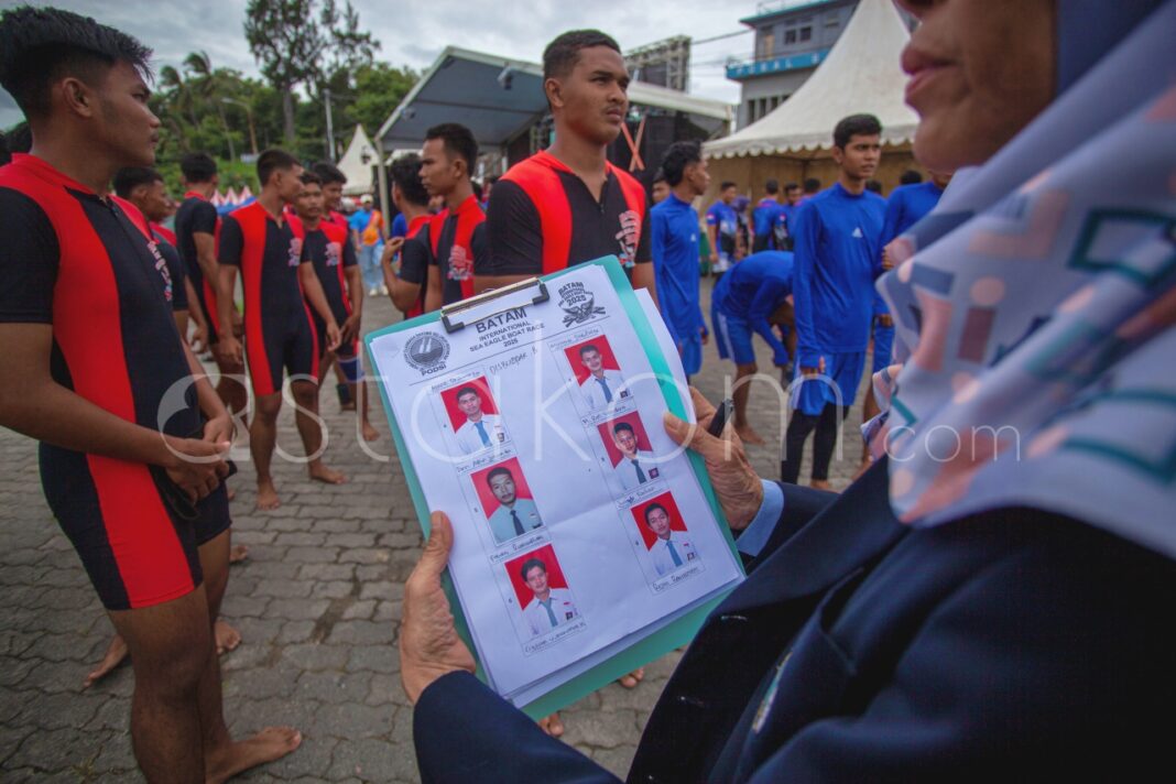 Peserta berlaga pada babak penyisihan Batam International Sea Eagle Boat Race 2025, di Dataran Elang-Elang Laut, Belakang Padang, Batam, Kepulauan Riau, Jumat (28/11).