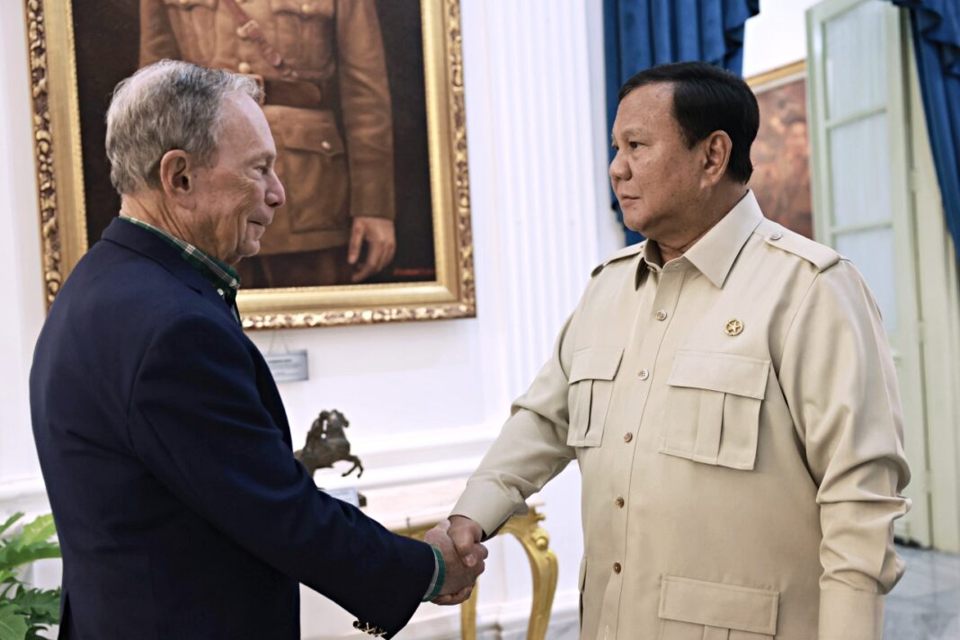 Presiden Prabowo Subianto melakukan pertemuan dengan Mike Bloomberg, di Istana Merdeka, Jakarta, Selasa (18/11).
