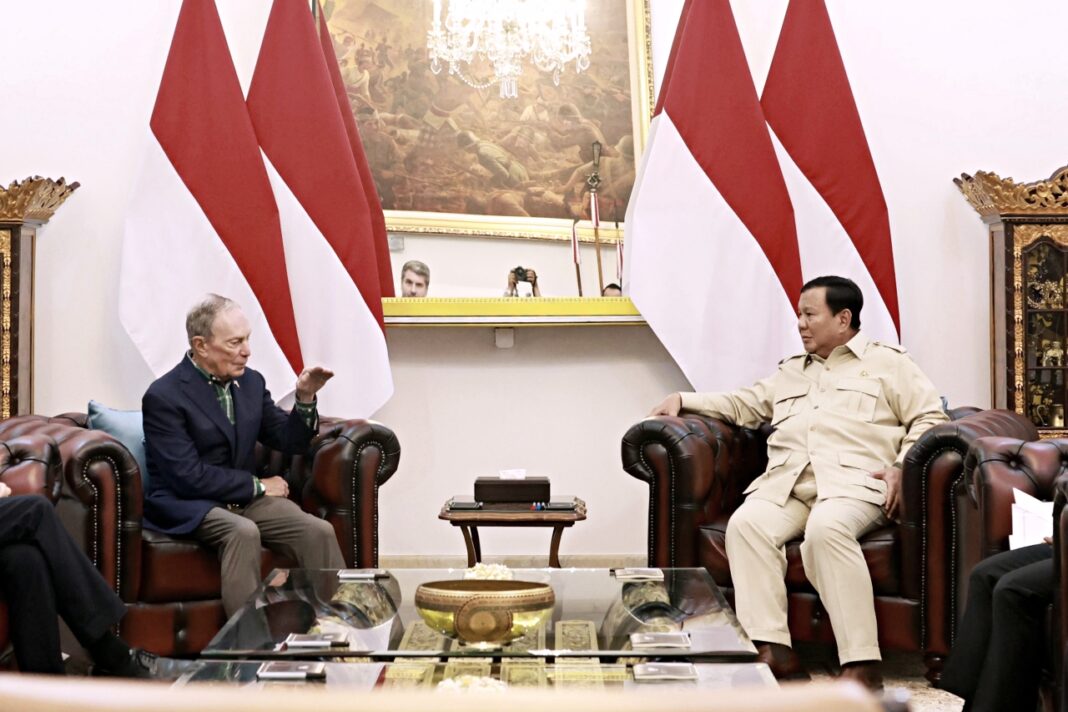 Presiden Prabowo Subianto menjamu makan siang Michael Bloomberg, di Istana Merdeka, Jakarta, Selasa (18/11).