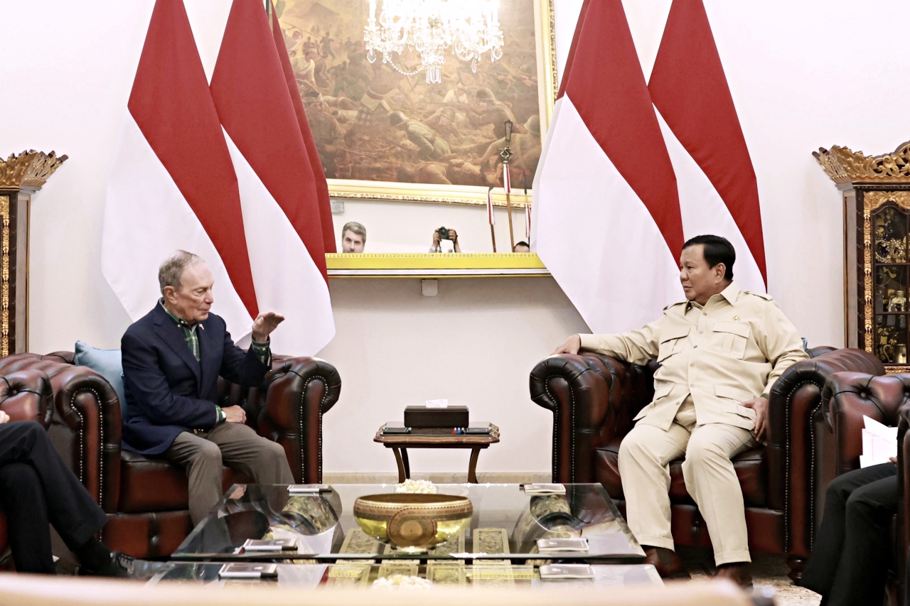 Presiden Prabowo Subianto menjamu makan siang Michael Bloomberg, di Istana Merdeka, Jakarta, Selasa (18/11).