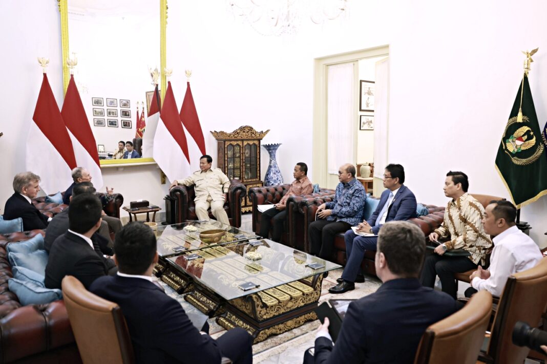 Presiden Prabowo Subianto melakukan pertemuan dengan Mike Bloomberg, di Istana Merdeka, Jakarta, Selasa (18/11).