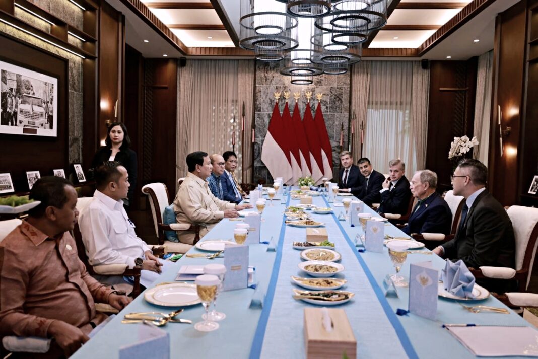 Presiden Prabowo Subianto menjamu makan siang Michael Bloomberg, di Istana Merdeka, Jakarta, Selasa (18/11).