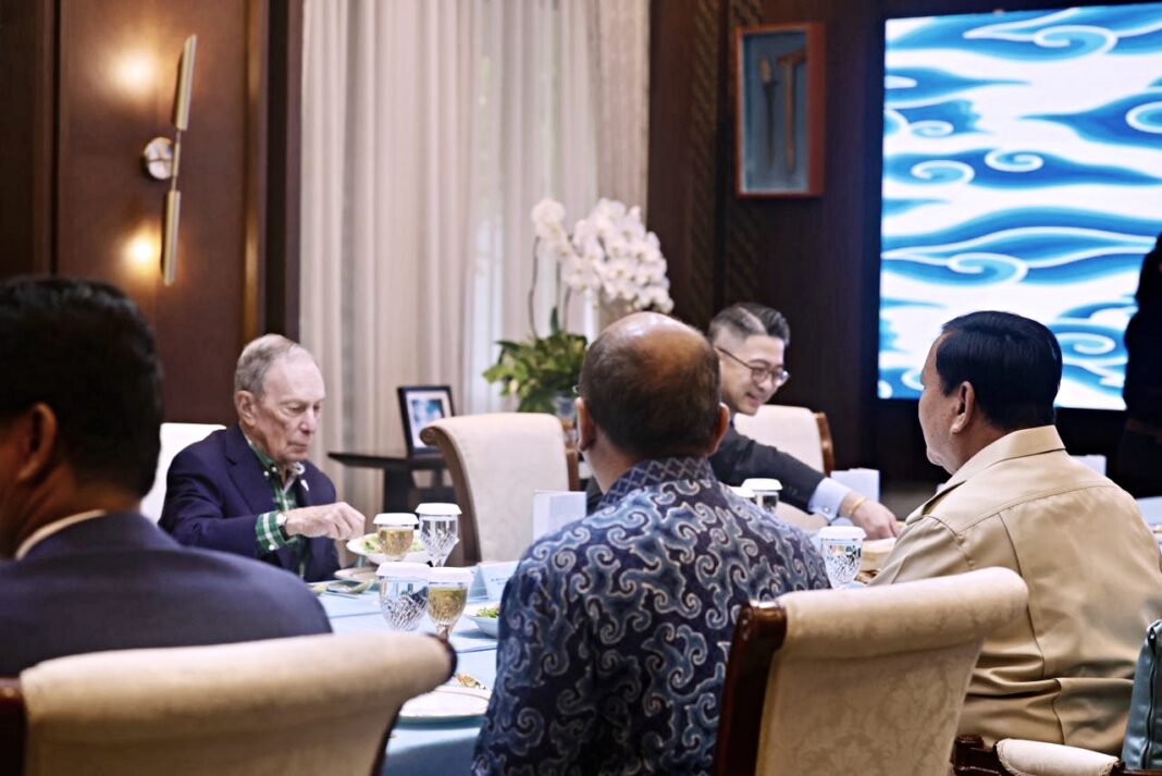 Presiden Prabowo Subianto menjamu makan siang Michael Bloomberg, di Istana Merdeka, Jakarta, Selasa (18/11).