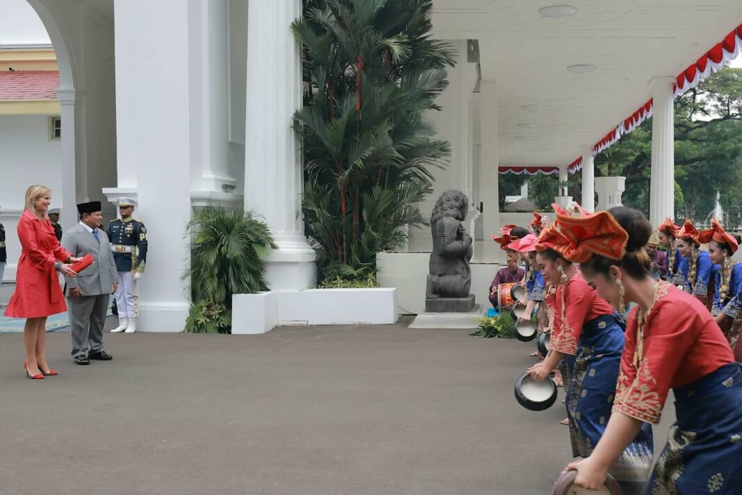 Presiden Prabowo Subianto menerima kunjungan menerima kunjungan Ratu Belanda Maxima Zorreguieta Cerruti, juga sebagai sebagai Advokat Khusus Sekretaris Jenderal Perserikatan Bangsa Bangsa (PBB) untuk Kesehatan Keuangan (UNSGSA), di Istana Merdeka, Jakarta, Kamis (27/11).