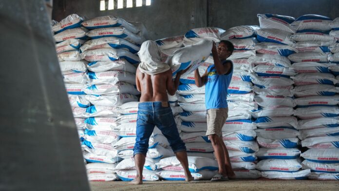 Pupuk subsidi untuk petani siap disalurkan dari gudang / Foto : Bakom RI/ Astakom