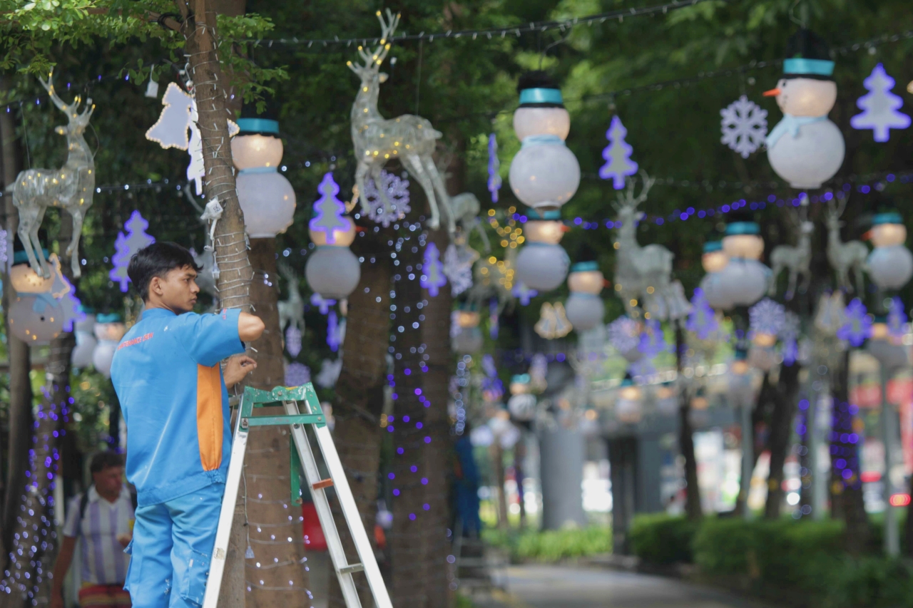 Ornamen tematik dilengkapi dengan lampu-lampu, boneka salju, rusa hingga pita menghiasi pohon, di trotoar Jalan Sudirman.