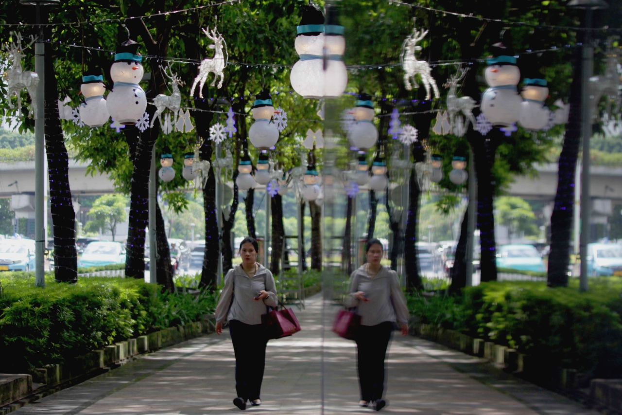 Ornamen tematik dilengkapi dengan lampu-lampu, boneka salju, rusa hingga pita menghiasi pohon, di trotoar Jalan Sudirman.