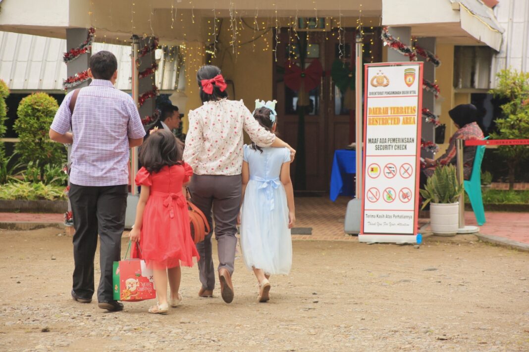 Jemaat Efrata melaksanakan ibadah Misa Natal di Gereja Protestan Indonesia bagian Barat (GPIB) Kota Padang.