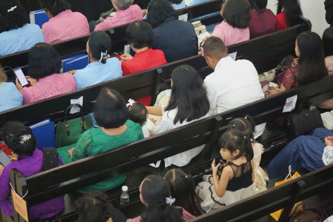 Jemaat Efrata melaksanakan ibadah Misa Natal di Gereja Protestan Indonesia bagian Barat (GPIB) Kota Padang.