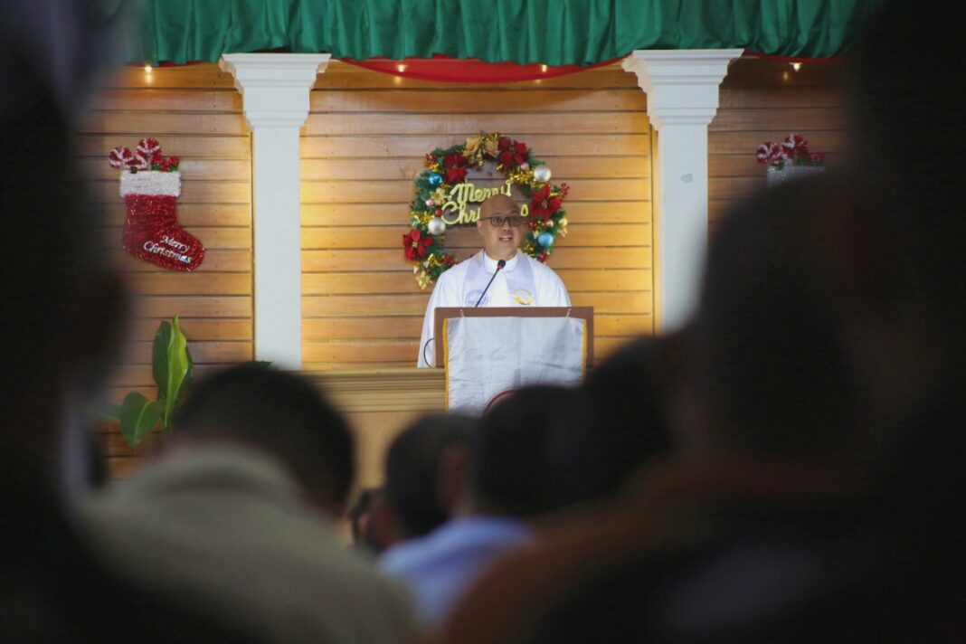 Jemaat Efrata melaksanakan ibadah Misa Natal di Gereja Protestan Indonesia bagian Barat (GPIB) Kota Padang.