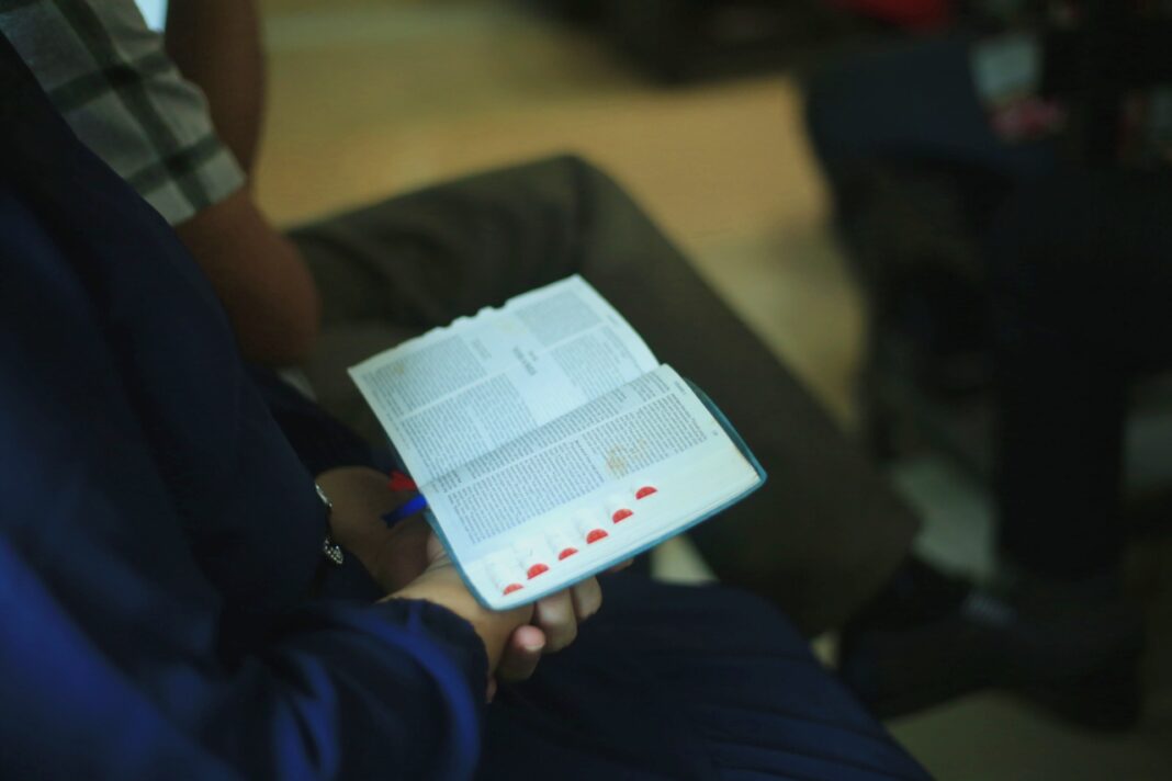 Jemaat Efrata melaksanakan ibadah Misa Natal di Gereja Protestan Indonesia bagian Barat (GPIB) Kota Padang.