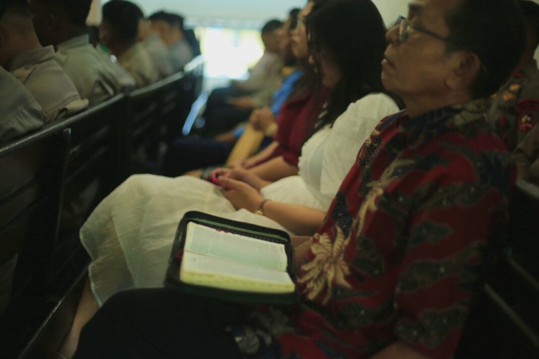 Jemaat Efrata melaksanakan ibadah Misa Natal di Gereja Protestan Indonesia bagian Barat (GPIB) Kota Padang.