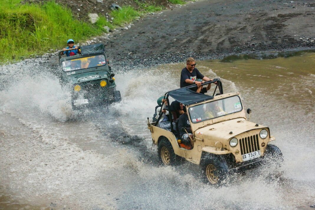 Wisatawan menggunakan jasa Jeep Lava Tour Merapi saat berwisata di kawasan Gunung Merapi, Sleman, Yogyakarta.