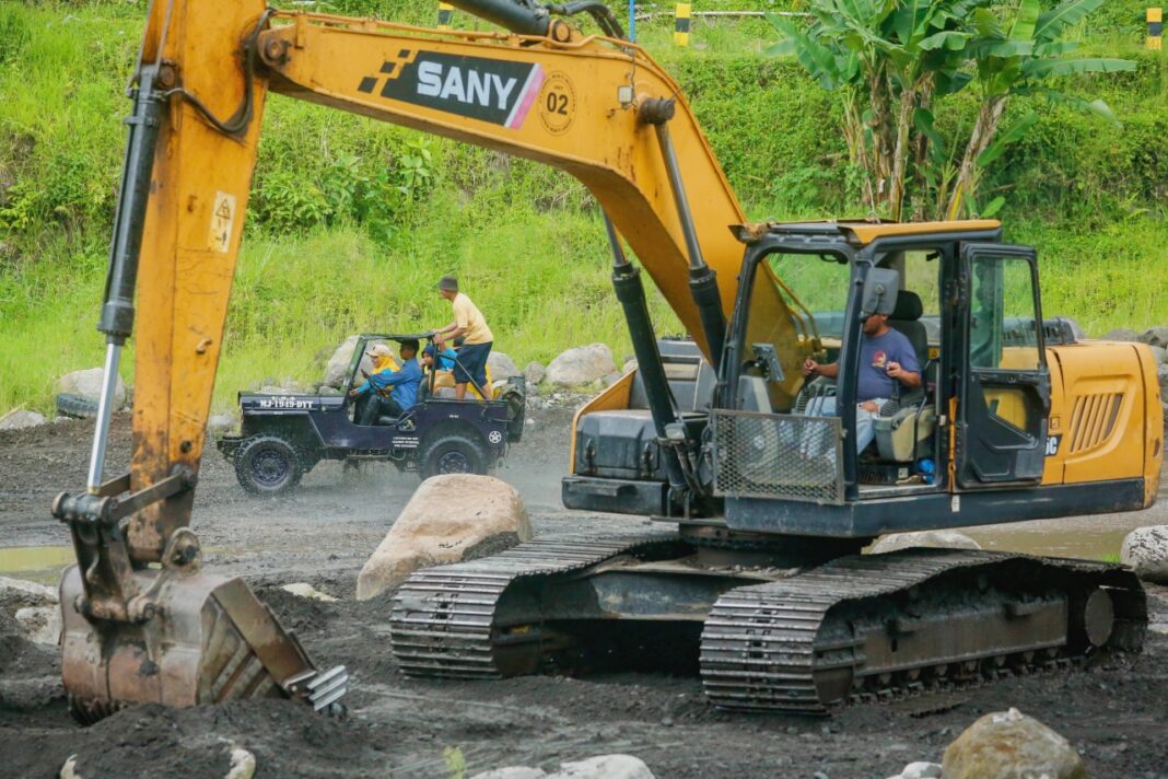 Wisatawan menggunakan jasa Jeep Lava Tour Merapi saat berwisata di kawasan Gunung Merapi, Sleman, Yogyakarta.