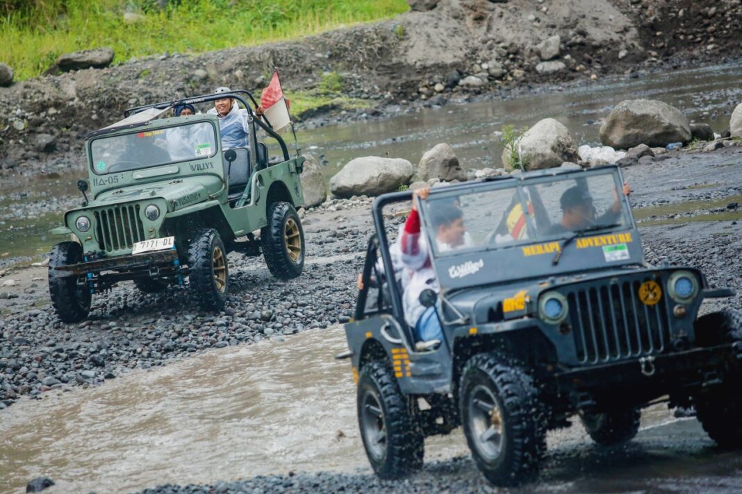 Wisatawan menggunakan jasa Jeep Lava Tour Merapi saat berwisata di kawasan Gunung Merapi, Sleman, Yogyakarta.